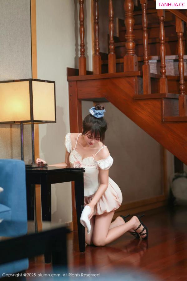   [XiuRen]高清写真图 2025.09.05 No.10730 炎恬kitty 粉色连衣短裙第5张图片